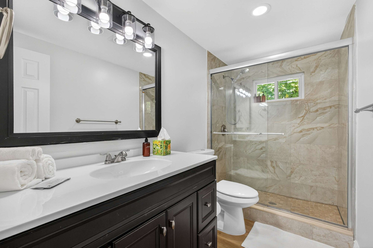 Room 4, Luxury Meets Paradise Family-friendly 4BR w Pool, Palm Beach