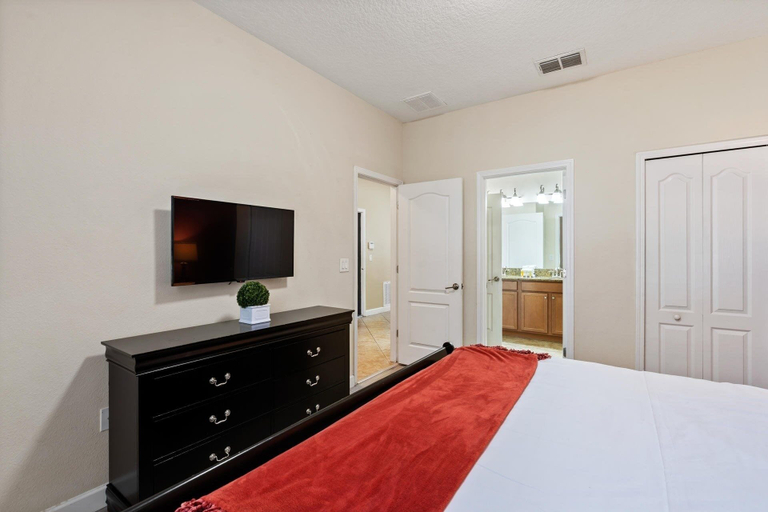 Room 4, Championsgate Resort 8 Bedroom Pool Home with Spa 8 Home, Osceola