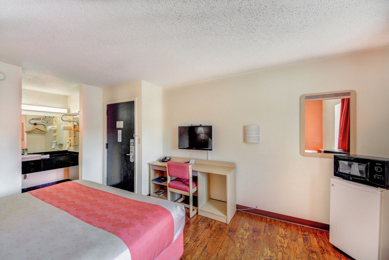Bedroom 3, Motel 6 Wichita, KS, Sedgwick
