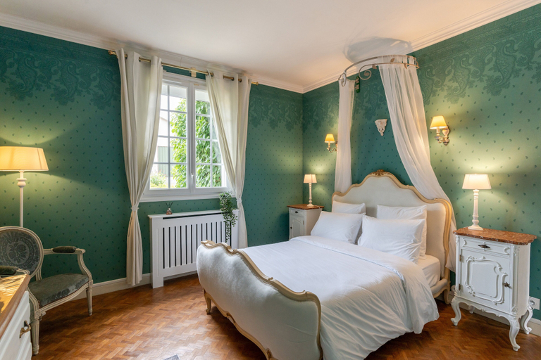 Bedroom 3, Le Manoir 1977, Vienne