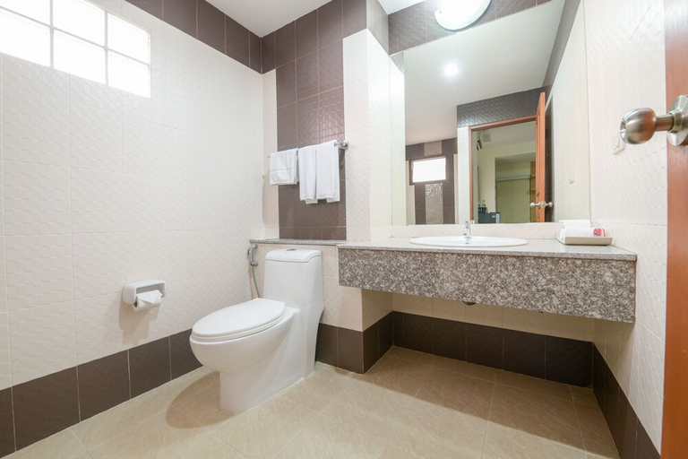 Bathroom 4, The Route Sriracha Hotel And Residence, Si Racha