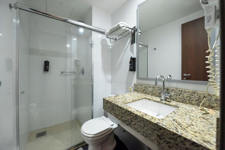 Bathroom 5, ibis Styles Belém Nazaré, Belém