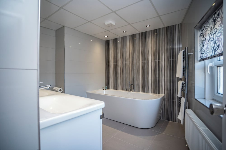Bathroom 3, Borough Arms Hotel, Staffordshire