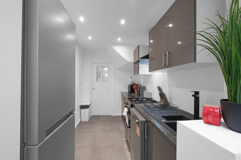 Private kitchen 5, Spacious 5BR 3BA Serviced Hse in Croydon, London