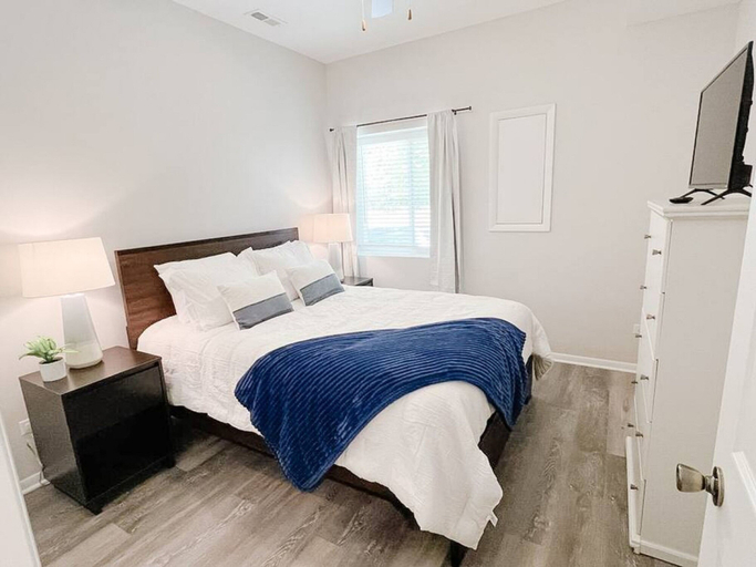 Room 3, King bed Crystal Lake Mchenry Cary Cozy, McHenry
