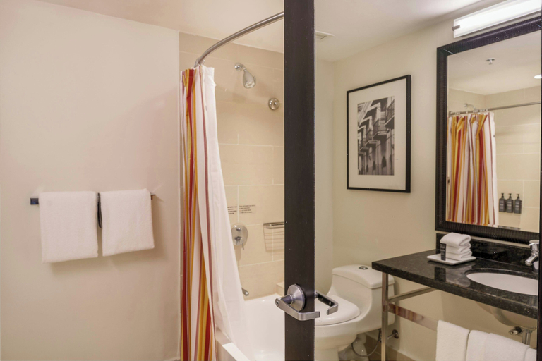 Bathroom 5, Courtyard by Marriott Panama Metromall, Panamá