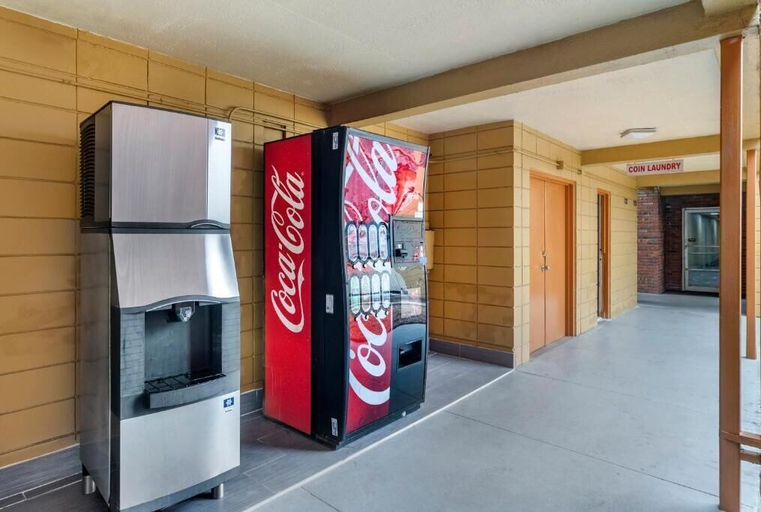 Food & Drinks 5, Perry Inn & Suites National Fairground I 75, Houston