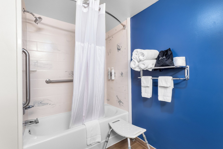 Bathroom 4, Spark by Hilton Kimball, Marion