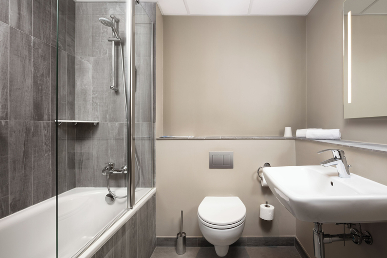Bathroom 5, ibis Poznan Centrum, Poznań City