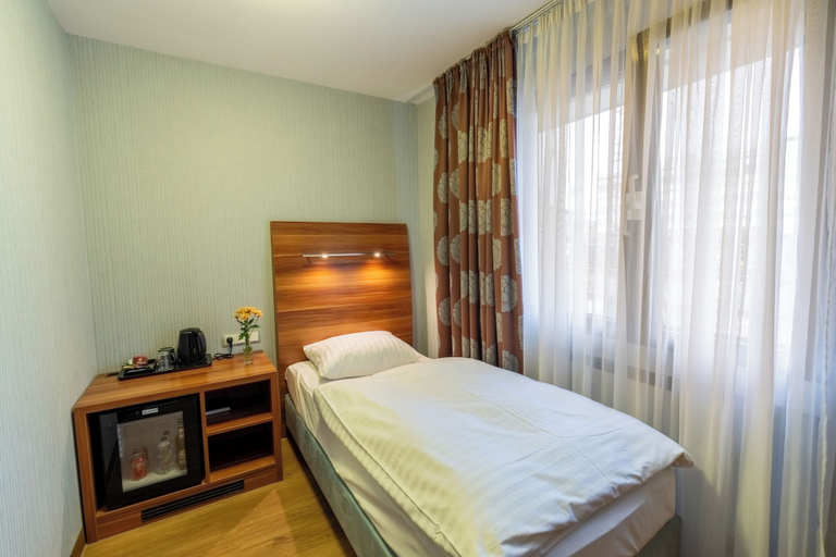 Bedroom 4, Hotel Karl, Offenbach am Main