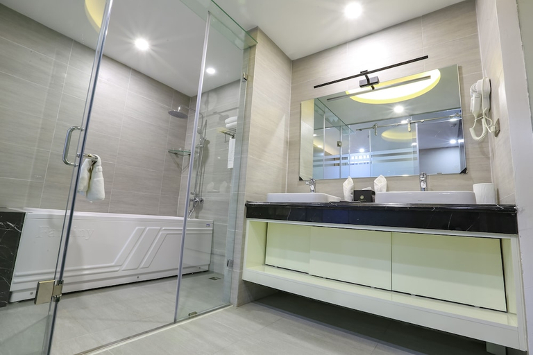 Bathroom 3, Western Skyline Hotel, Từ Liêm