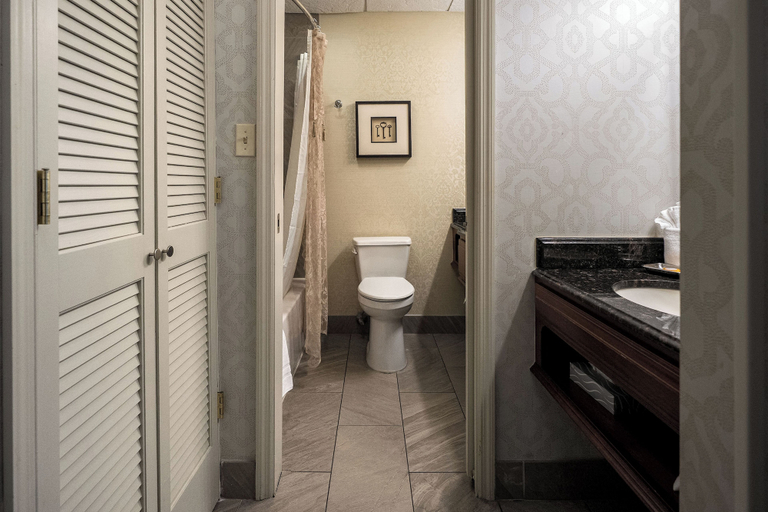 Bathroom 5, Fulton Steamboat Inn, Lancaster