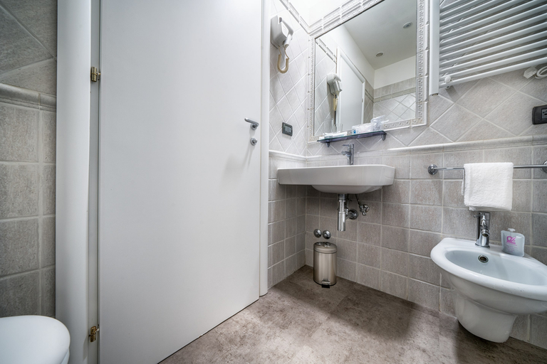 Bathroom 4, Hotel Varese, Roma