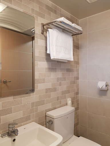 Bathroom, Bed Radio Dongmoon - Hostel, Jeju