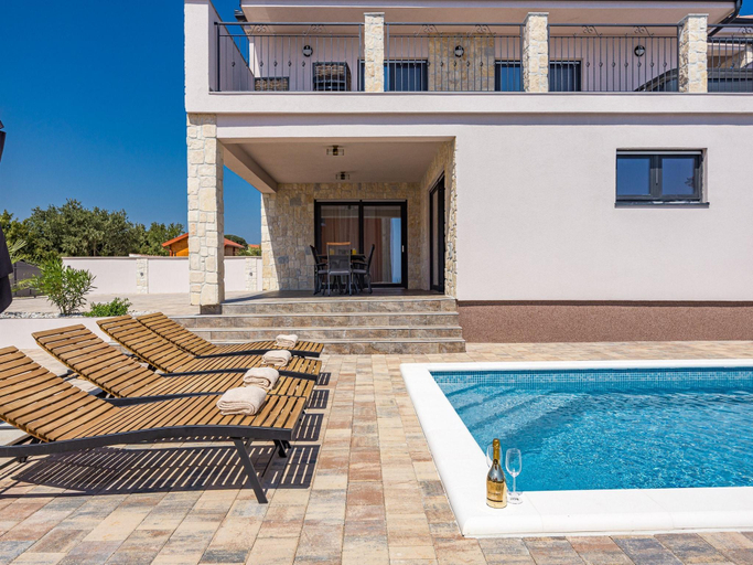 2, Villa in Krnica with Pool near Pebble Beach, Marčana
