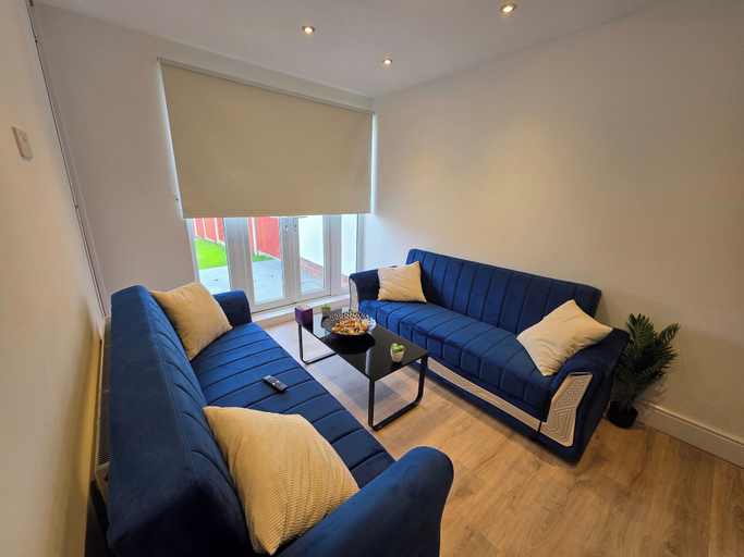 Living area, 5 Beds, 7 Guests, Private Garden, Free Parking, Nottingham