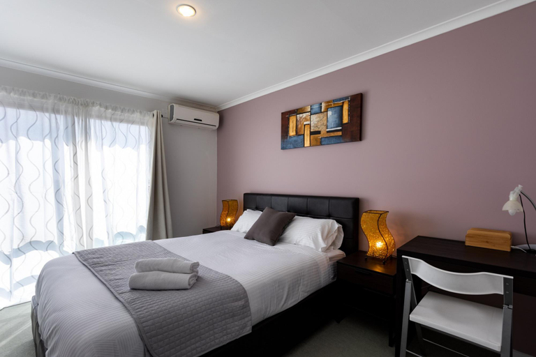 Bedroom 2, Snug 2-bed Townhouse Near Bustling Shops, Melbourne