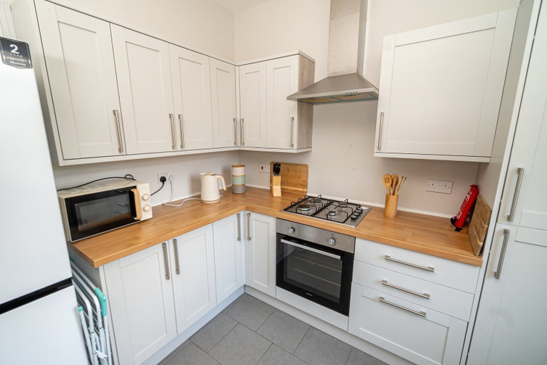 Private kitchen 5, Family & Group Stay 5-bed Home, Parking, Swansea