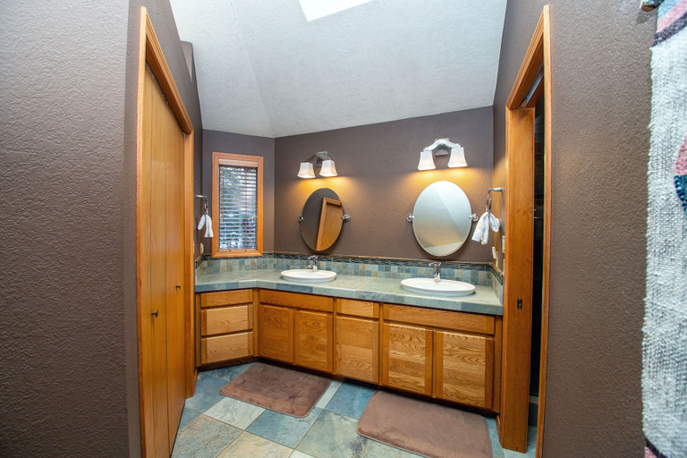 Bathroom 2, Red Cedar 53 3 Bedroom Home, Deschutes