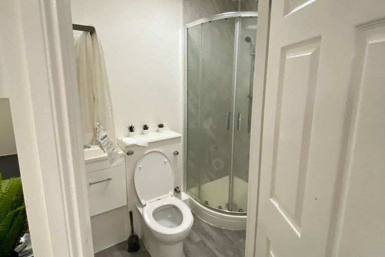 Bathroom, Impeccable Studio Apartment in West London, London