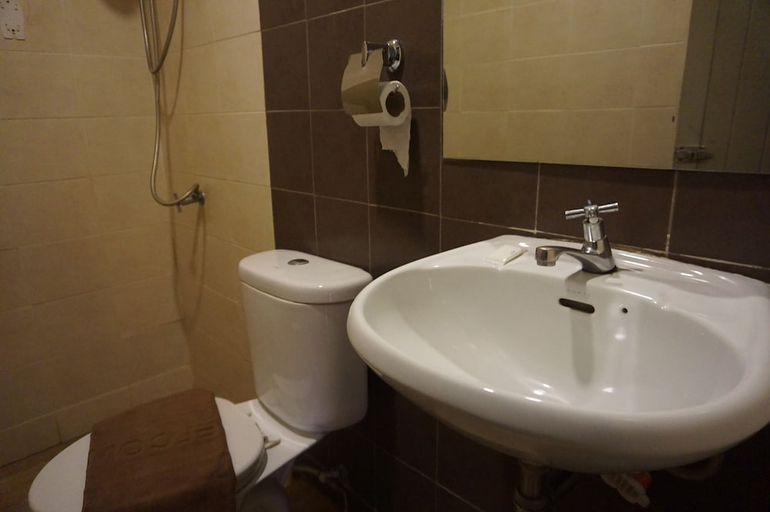Bathroom 3, Queens Hotel, Chum Phae