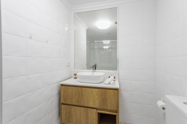 Bathroom 5, The Meriton on Main Beach, Gold Coast