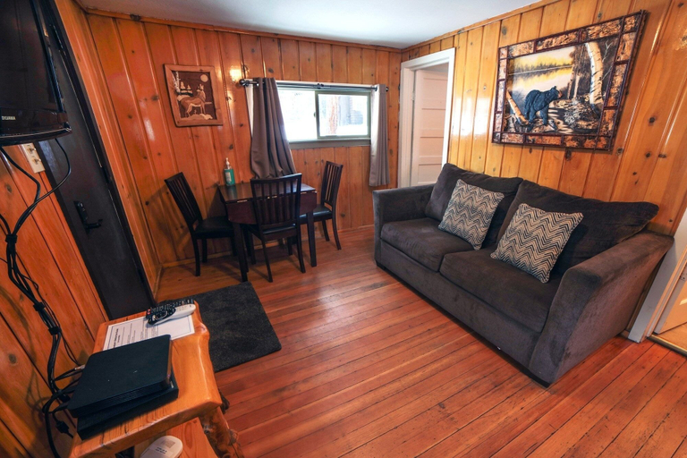 Living area 2, Triple R Cottages: 3 1 Bedroom Cabin, Larimer