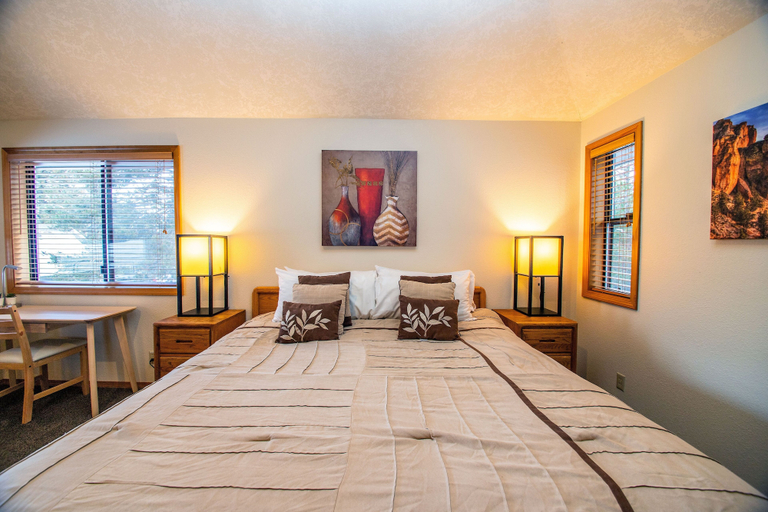 Room 5, Red Cedar 53 3 Bedroom Home, Deschutes