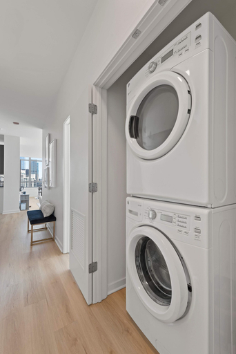 Room 5, Group Stay 3 Penthouses in the Same Building, Cook