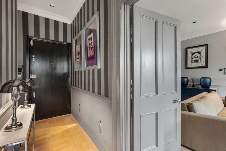 Room 3, Cadogan Squre-2 Bedroom, London