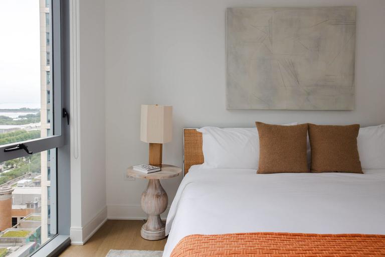 Room 5, Luxury Downtown PH Bean Lake Views, Cook