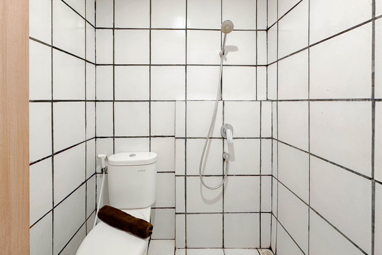 Bathroom 5, Stunning Studio at The City Square Surabaya Apartment By Travelio, Surabaya