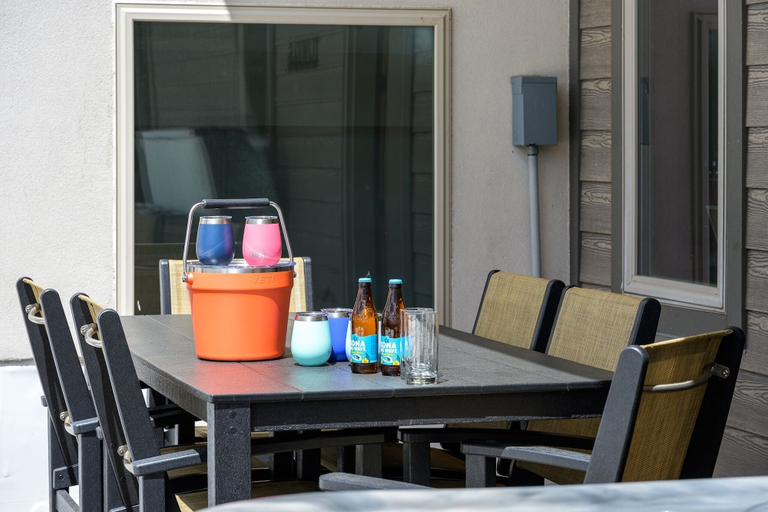 Outdoor dining 5, Aprez Retreat 3 Bedroom Condo by RedAwning, Grand