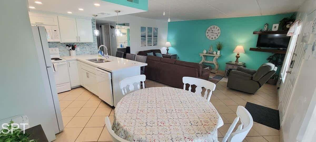 Interior 4, Fiesta Sol #110 2 Bedroom Home by RedAwning, Cameron