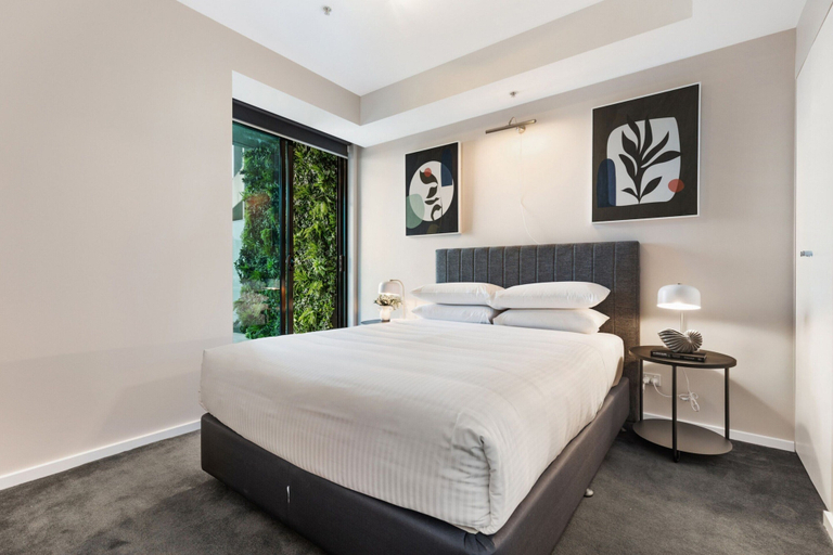 Room 2, Impeccably Chic 2-bed With Views & Fab Amenities, Melbourne