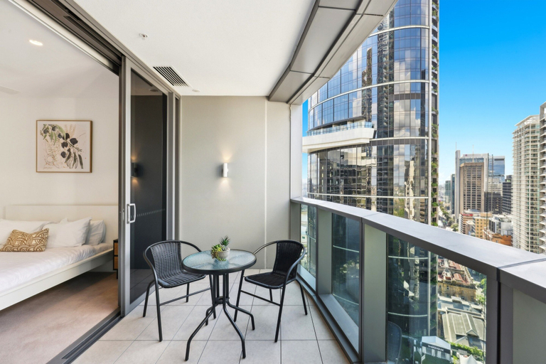 Outdoor dining 2, Brisbane 1BR With Pool, Spa, Sauna and Balcony, Brisbane