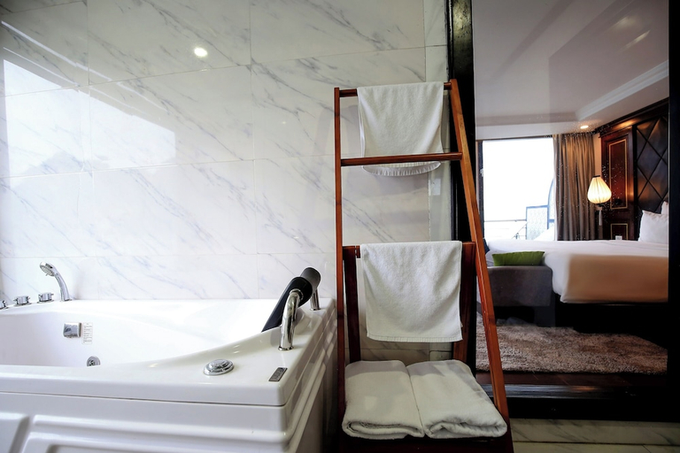 Bathroom 4, Lotus Luxury Cruise, Hạ Long