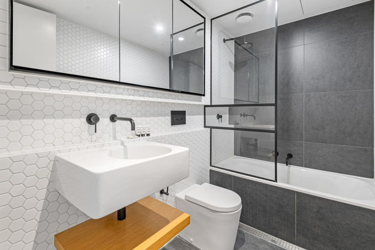 Bathroom 3, Stylish & Spotless 2-bed Apartment in St Kilda, Melbourne