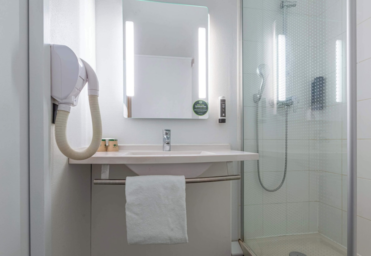 Bathroom 4, B&B HOTEL Chartres Centre Cathédrale, Eure-et-Loir