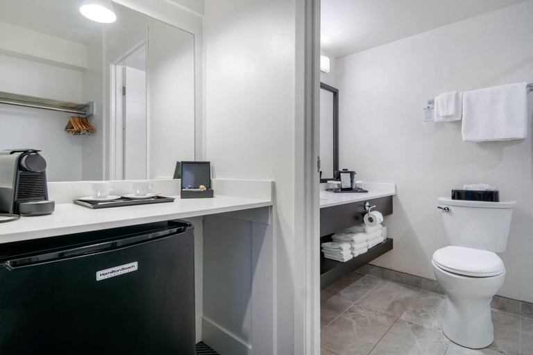 Bathroom 3, Bayside Resort, an Ascend Collection Resort, Nanaimo