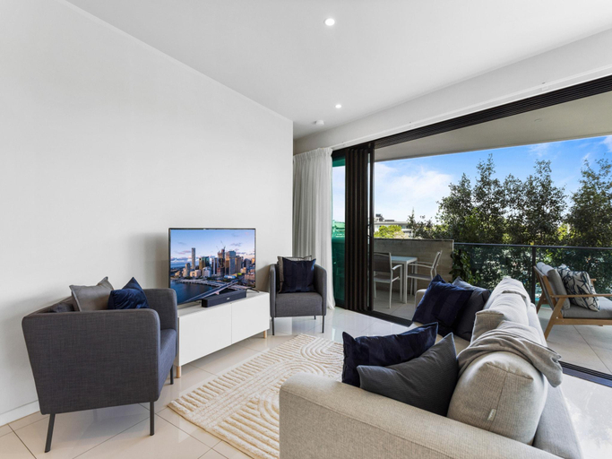 3, Spacious and Superb 3-Bed Apartment, Bulimba