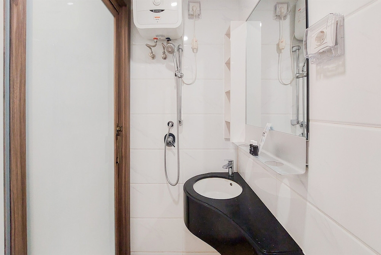 Bathroom 2, Comfort Stay Studio At Sky House Bsd Apartment, Tangerang Selatan