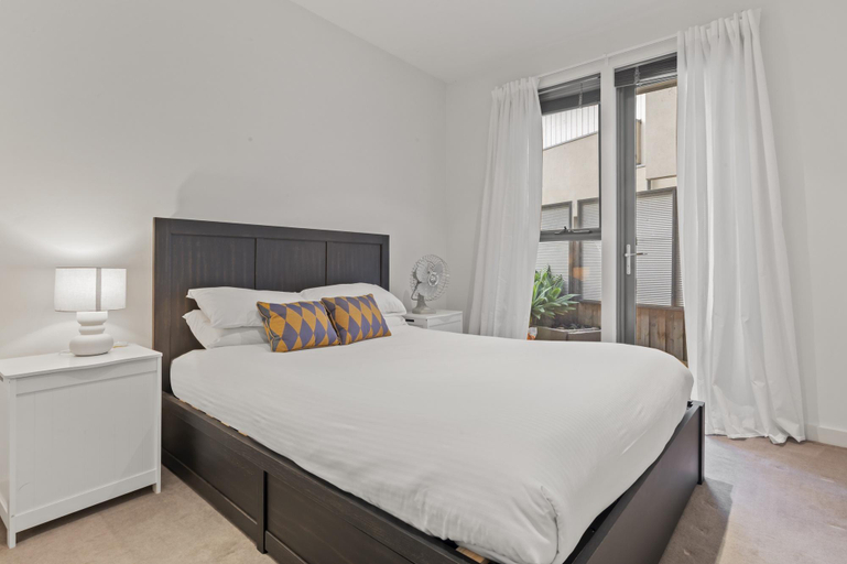Bedroom 2, Lakeside 3-Bed Family Home with Amazing Views, Melbourne