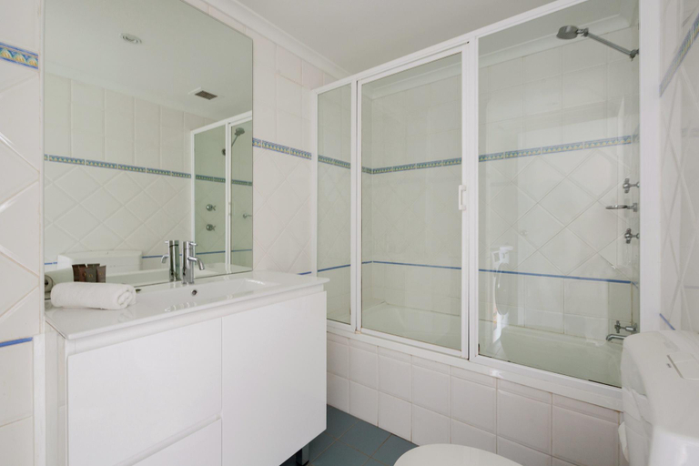 Bathroom, Stylish 1-Bed Apartment Near Manly Beach, Sydney