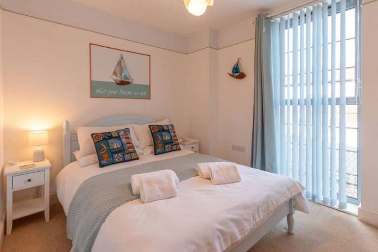 Room 2, 2 Bed Seapoint Birchington Escape By Adliv, Kent