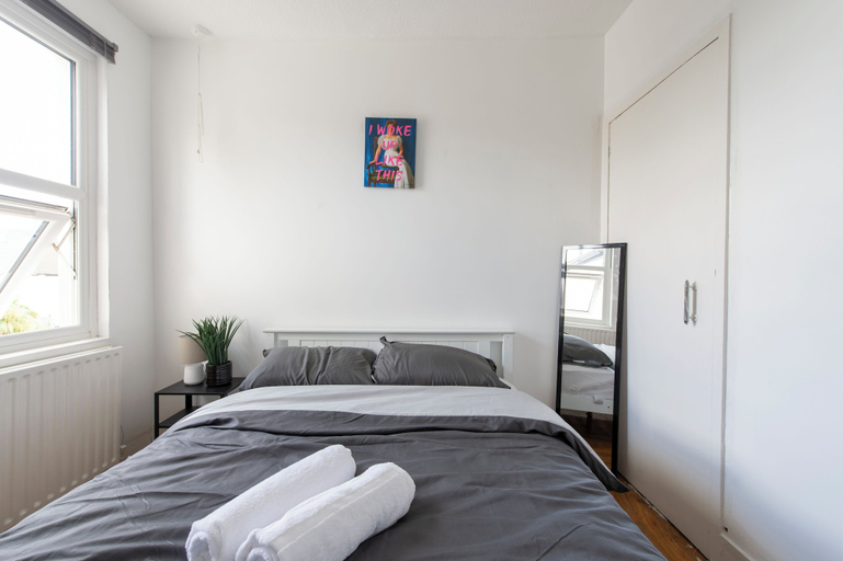 Room 5, Stylish 4BR Home WiFi FreeParking, London