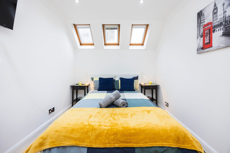 Others 2, 2 Bedroom Charming Family Apartment, London