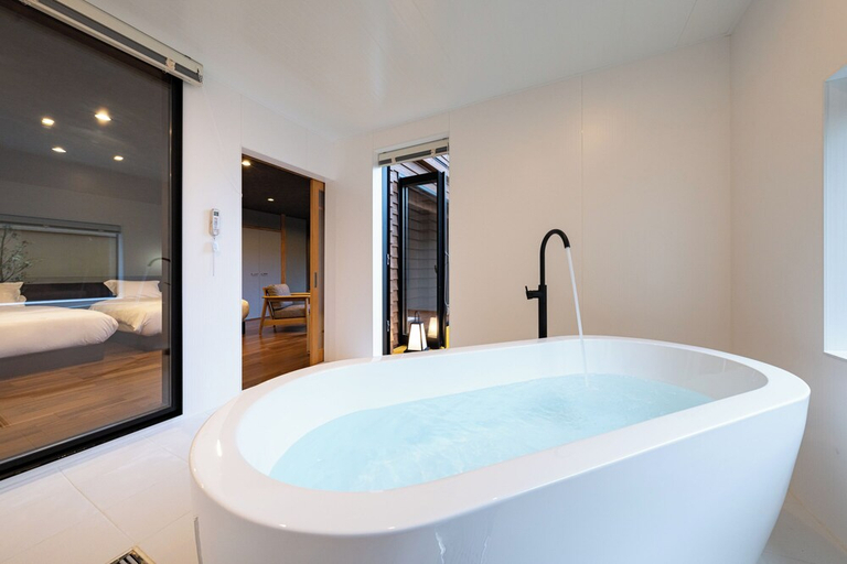 Bathroom 5, Izutsuro, Tahara