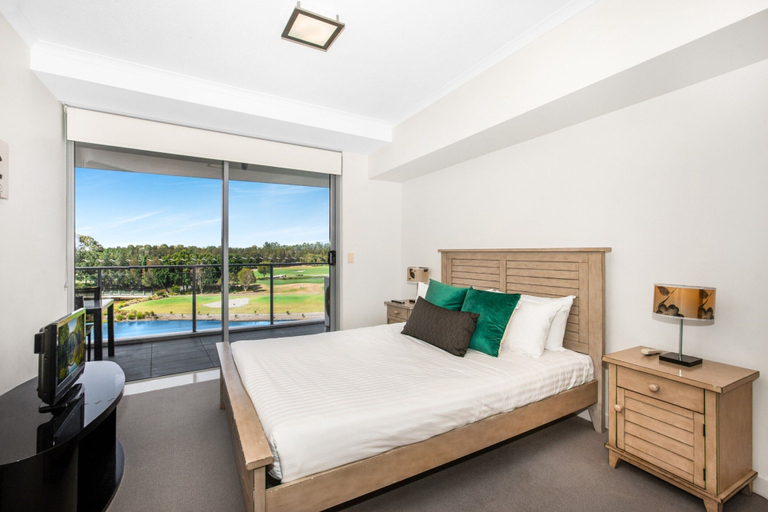 Room 4, Lakeside Family Oasis With Pool, Gym and Balcony, Gold Coast