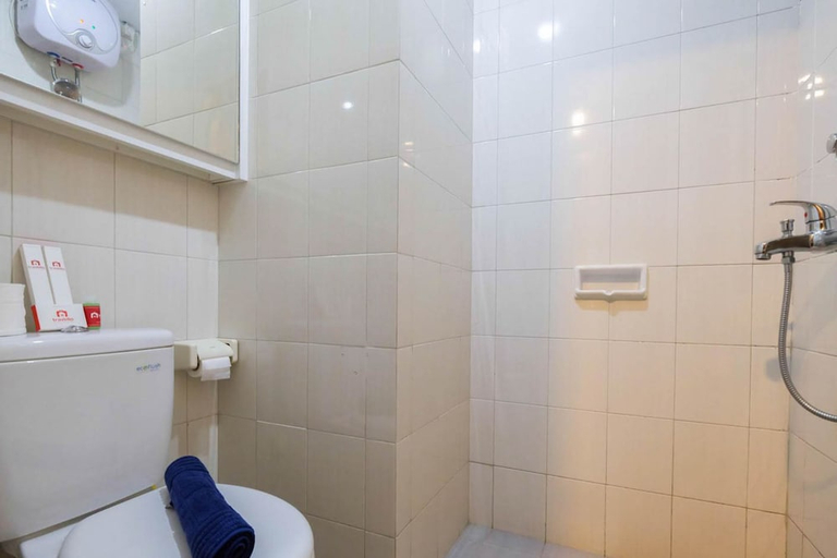 Bathroom 2, New Elegant Studio Signature Park Grande Apartment, East Jakarta